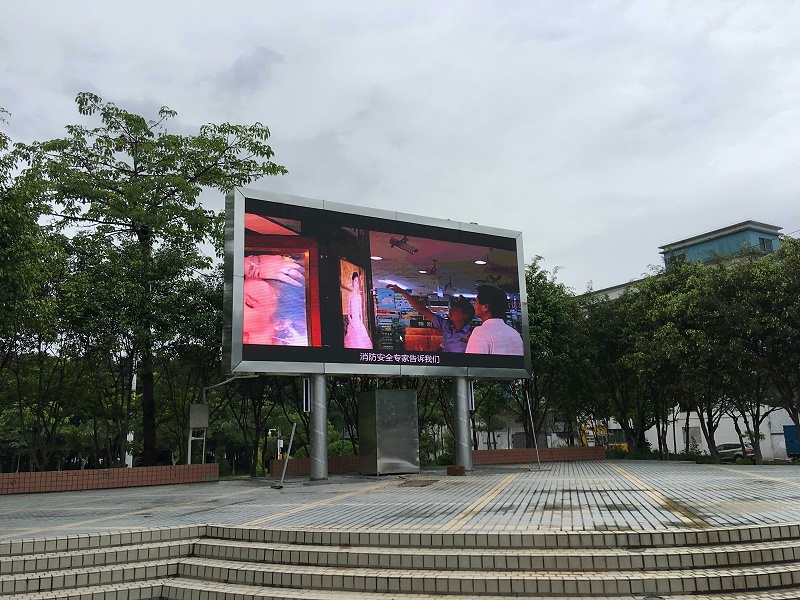 如何使用電腦連接遠程控制室外LED顯示屏系統(tǒng)？